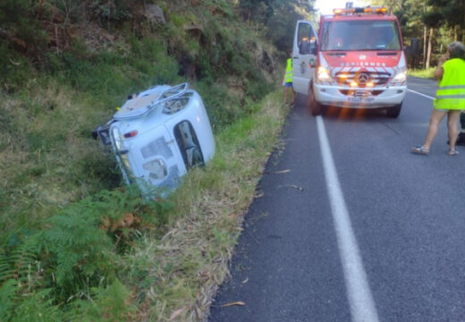 Accidente de tráfico na DP-1105 ao seu paso por Moimenta, no Concello de Boiro