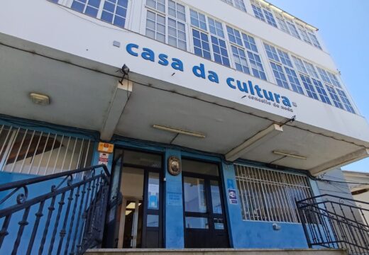 Neda adxudica por segunda vez o cambio da cuberta e das fiestras do salón de actos da Casa da Cultura