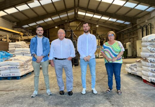 O alcalde, Sergio Platas, felicita á cooperativa El Plantel Comarcal polo seu 50 aniversario