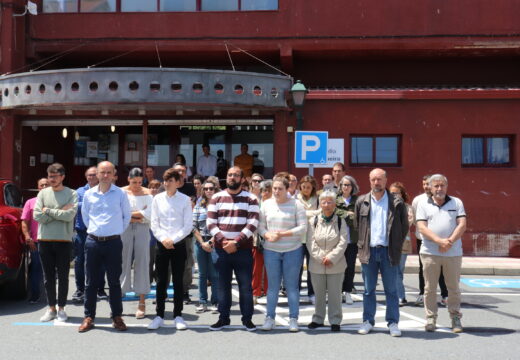 Ribeira garda un minuto de silencio polas mulleres asasinadas esta fin de semana