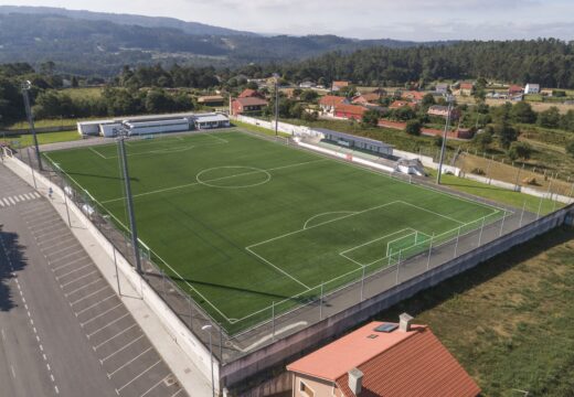 O concello licita o proxecto de renovación dos proxectores das torres de iluminación do campo de futbol a Porta Santa de Paisaco