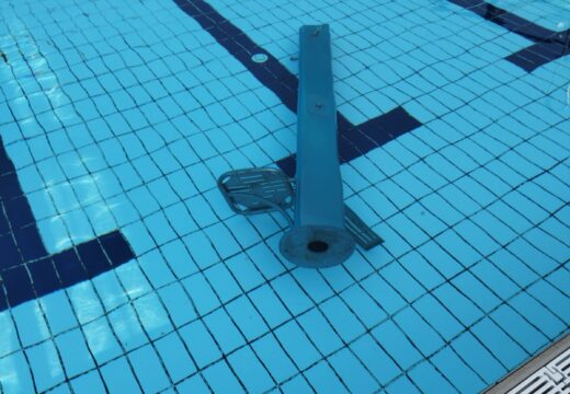 Entran na piscina de Laxe causando desfeitas nas instalacións