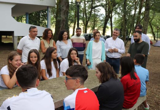 Nenos e nenas de Boqueixón e Santiago participan nunha acción formativa de pesca sen morte na área recreativa de Sucira