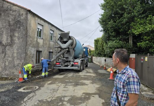 Avanzan as obras de mellora en varios viais do entorno do Campo de Fútbol de Perlío