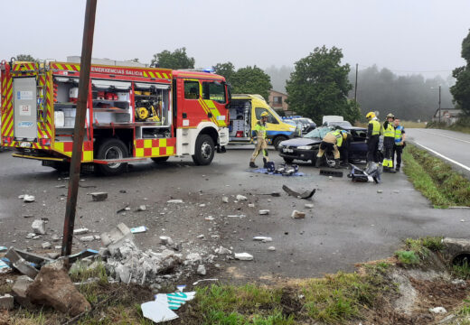 Accidente de coche no restaurante Canta la Rana de Buño, no concello de Malpica de Bergantiños