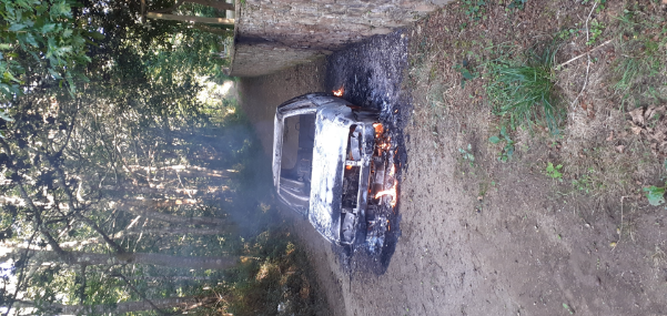 Incendiado un vehículo en Montecelo, no concello de Coristanco