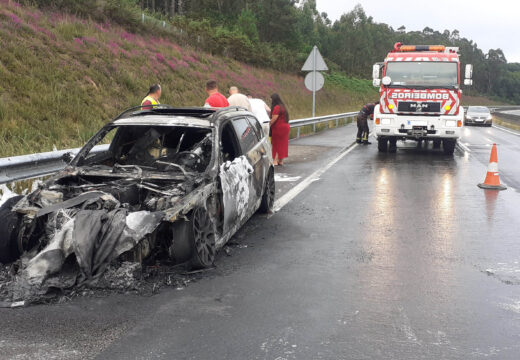 Os Bombeiros sufocan o incendio nun vehículo na parroquia de Lemaio, no concello da Laracha