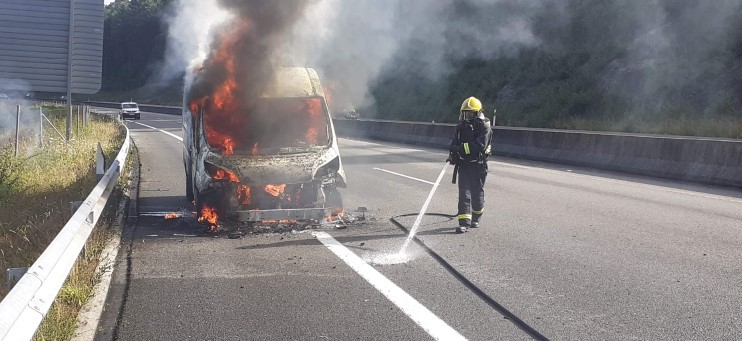 Os Bombeiros sufocan o incendio nun vehículo na AG-55 ao seu paso polo concello de Carballo