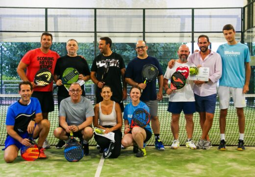 Carral reuniu a máis de 70 veciños de todas as idades nos seus cursos de natación e pádel