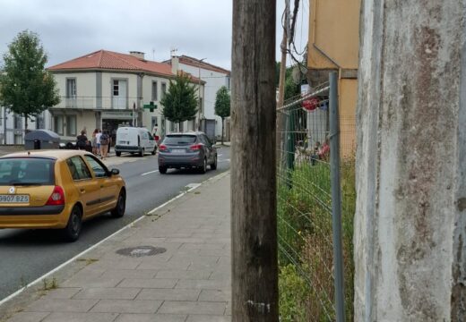 Gonzalo Muíños alerta da fractura dun poste na rúa de Vista Alegre e reclama solucións