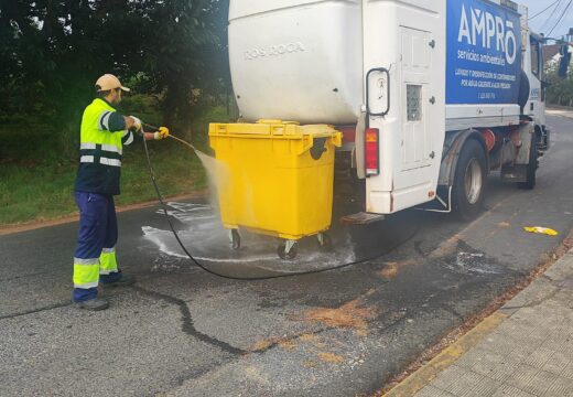 O Concello de Boqueixón inicia unha campaña de limpeza e desinfección dos oitocentos colectores de lixo do municipio