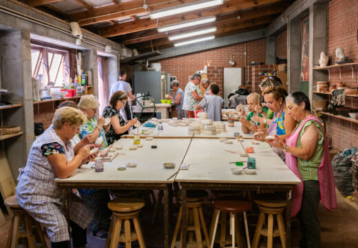 Maiores de 65 anos ofrecerán tapas o sábado en Alfaroleiros en pratiños de barro creados a man