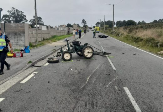 Accidente de tráfico dunha moto e motocultor con dous feriados na parroquia de Carreira, no Concello de Ribeira