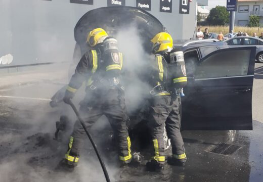 Incendio nun vehículo na AC-550 dirección Cee