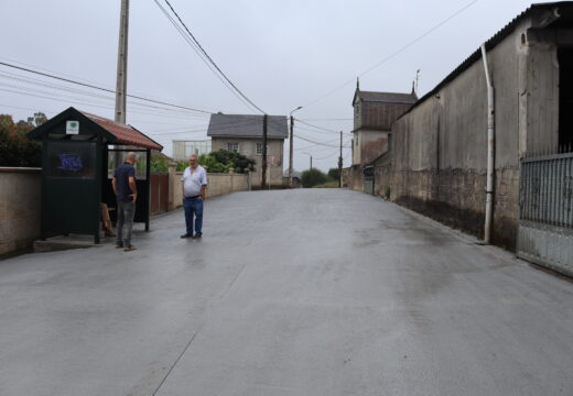 Rematadas as obras de pavimentación con formigón do rueiro interior do Vilar do Carballo, na parroquia de Oza