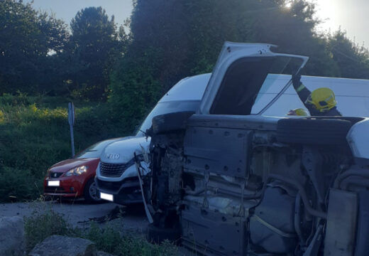 Os Bombeiros de Betanzos interveñen nun accidente con dous feridos na DP-0812, no concello de Bergondo