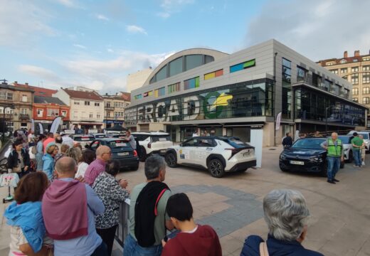 A frota de vehículos do 8º Eco Rallye A Coruña fai un reagrupamiento en Carballo antes do último traxecto da competición