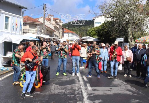 Milleiros de romeiros e devotos de toda Galicia compren coas tradicións do Día de Santa Minia