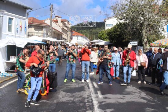 Milleiros de romeiros e devotos de toda Galicia compren coas tradicións do Día de Santa Minia