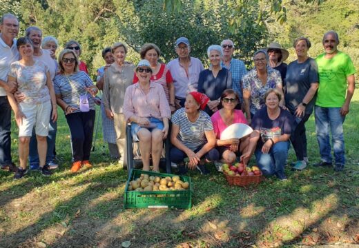 A Asociación Amas de Casa de Miño doa 640 tarros de compota á Cociña Económica de Coruña