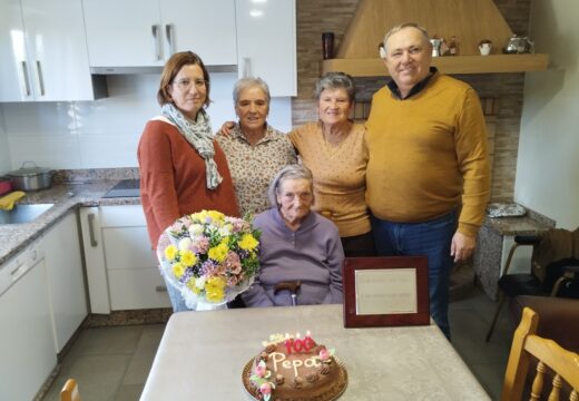 O alcalde felicitou á señora Josefa Esperanza Vázquez Castiñeiras no día do seu 100 aniversario