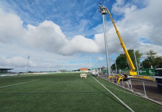 O concello renova os protectores das torres de iluminación do campo de fútbol a Porta Santa de Paiosaco