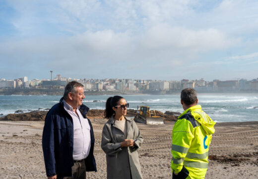 Arrincan os traballos para levantar a duna de Riazor, que que protexerá o Paseo Marítimo dos posibles temporais costeiros da tempada de inverno