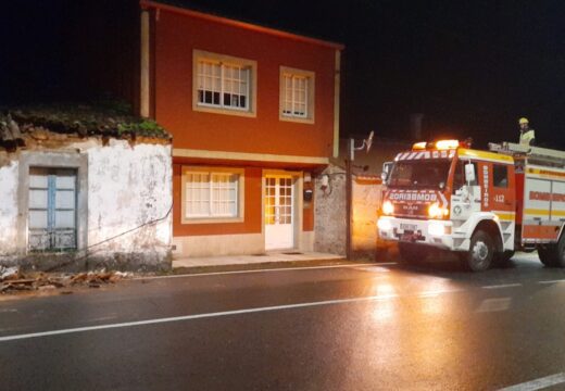 Derrubamento de cascotes dun tellado sobre a AC-305, no concello da Pobra do Caramiñal