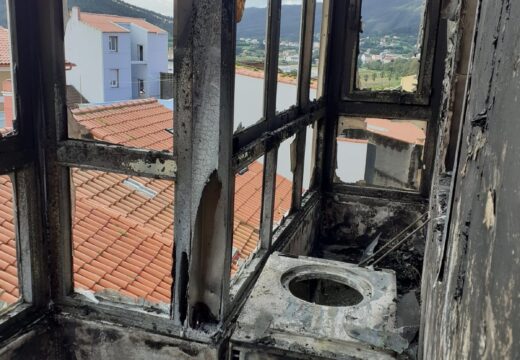 Un incendio calcina a terraza dun domicilio da rúa Crecente Veiga, no concello de Cariño