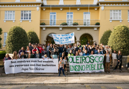 Decenas de persoas reclaman o profesorado de apoio recortado nos colexios de Oleiros e Nós