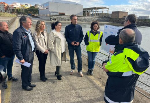 Cariño avanza nas obras de dragaxe do porto e recibe a visita do conselleiro do Mar