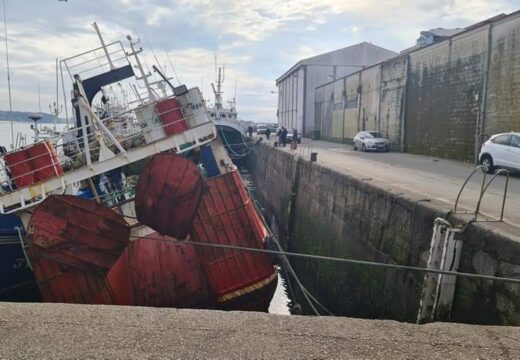 O Concello de Ribeira insta a Portos a dragar a dársena.