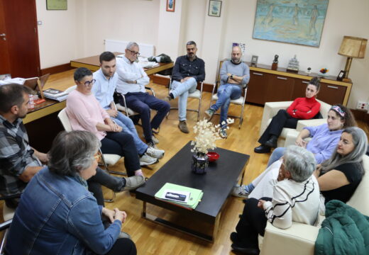 Visita do goberno local de Ribeira a Carballo para interesarse por iniciativas de varias concellarías