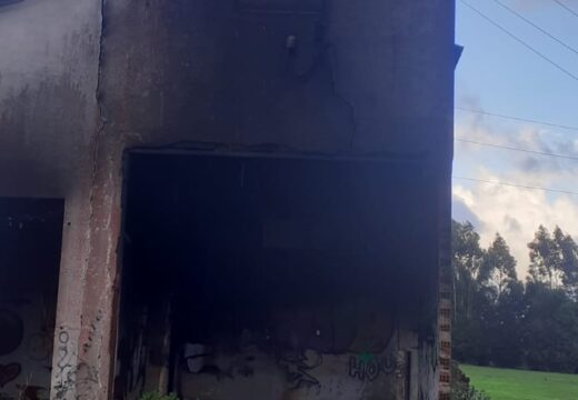 Arde un colchón nun transformador abandonado na rúa Muíño do Quinto, no concello de Carballo