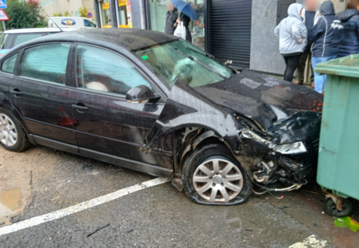 Accidente de tráfico no comezo da estrada AC-404, a altura do cruce entre a avenida de Tomé Taboada e a DP-2904, no concello de Santa Comba