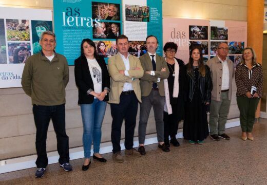 O alcalde de Ponteceso e a concelleira de Servizos Sociais visitan a exposición sobre a aldea cultural do Couto en Santiago de Compostela