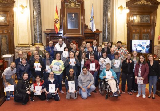 Persoas usuarias de Asperga e Aspronaga foron homenaxeadas hoxe en María Pita polo seu traballo como filatelistas nun proxecto apoiado polo Concello