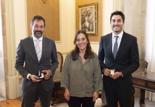 A alcaldesa da Coruña recibe a Joan Ibáñez Ferrer, próximo director do aeroporto de Alvedro