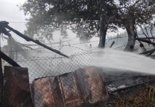 Incendio nun alpendre no concello de Touro