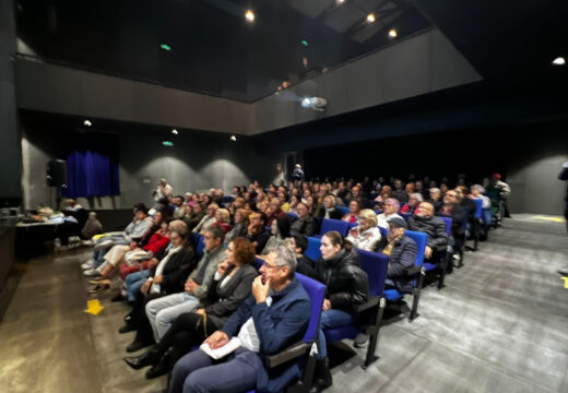 Manuel Teira convidou a entrar na súa poesía introspectiva coa presentación na Pobra de Cadernos da desmemoria