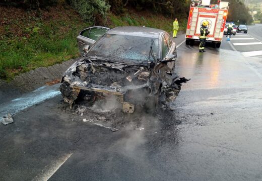 Incendio dun vehículo na estrada AC-523, no concello de Ordes