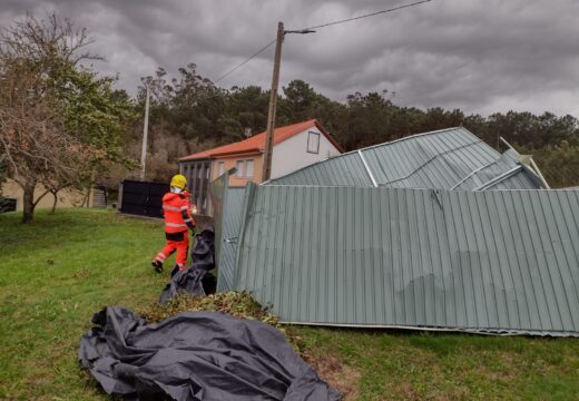 Retirada dunha estrutura metálica no lugar de Áspera, na parroquia de Roo, concello de Outes