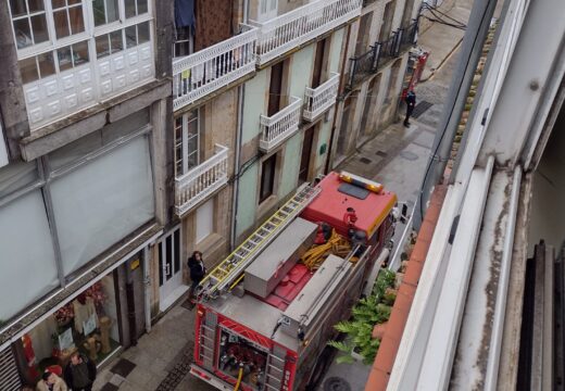 Incendio na rúa de Abaixo, no casco urbano do concello de Rianxo