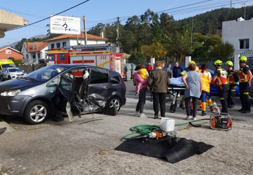 Accidente de tráfico cunha persoa atrapada en Oleiros, no concello de Ribeira