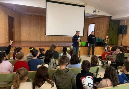 Alumnado do CPI Antonio Orza Couto asiste a unha charla sobre compostaxe doméstica organizada polo Concello de Boqueixón