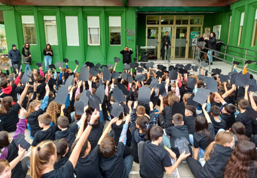 Alumnado da primaria da Pobra conmemora o 25-N a través da campaña municipal Desmárcate!