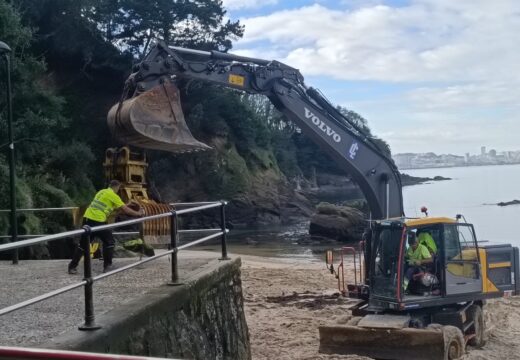 O Alcalde de Oleiros inicia as obras de reposición do paseo marítimo de Santa Cruz ao parque As Galeras sen esperar á concesión de Costas