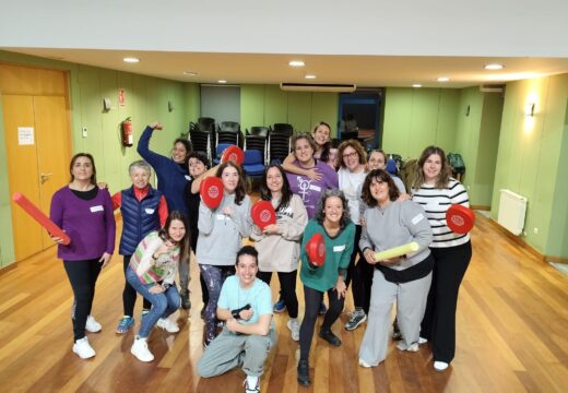 Unha quincena de veciñas de Brión participa no obradoiro gratuíto de autodefensa feminista impartido por Cristy Tojo