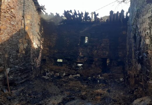 Os bombeiros de Carballo sufocan un incendio dun alpendre en Cabana de Bergantiños