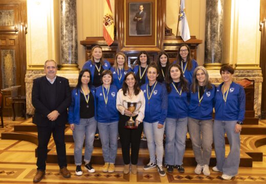 Inés Rey recibe a Fillas de Breogán tras proclamarse campioas do Paneuropeo de fútbol gaélico